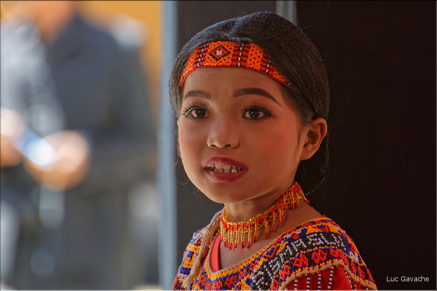 Les jeunes de la famille ont revêtu la tenue traditionnelle Toraja. (13)