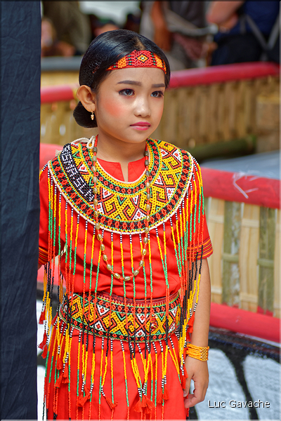 Les jeunes de la famille ont revêtu la tenue traditionnelle Toraja. (14)
