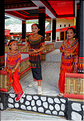 Les jeunes de la famille ont revêtu la tenue traditionnelle Toraja. (16)
