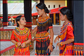 Les jeunes de la famille ont revêtu la tenue traditionnelle Toraja. (20)