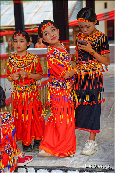 Les jeunes de la famille ont revêtu la tenue traditionnelle Toraja. (21)