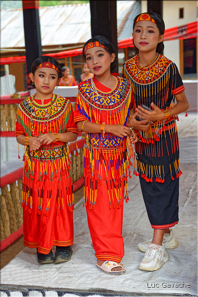 Les jeunes de la famille ont revêtu la tenue traditionnelle Toraja. (22)