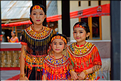 Les jeunes de la famille ont revêtu la tenue traditionnelle Toraja. (24)
