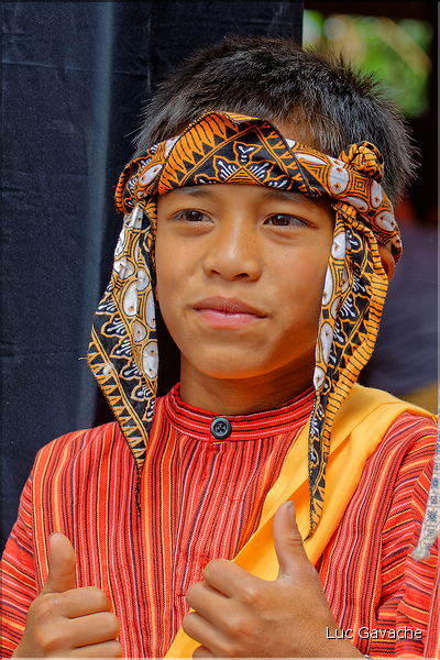 Les jeunes de la famille ont revêtu la tenue traditionnelle Toraja. (25)