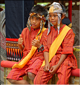 Les jeunes de la famille ont revêtu la tenue traditionnelle Toraja. (26)