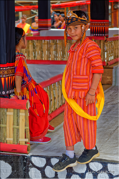 Les jeunes de la famille ont revêtu la tenue traditionnelle Toraja. (28)