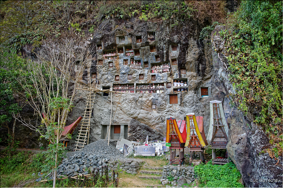 Après les cérémonies funéraires, les sarcophages sont le plus souvent déposés dans des cavités rocheuses ou des grottes. Ici le site de Lemo. (1)