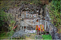 Après les cérémonies funéraires, les sarcophages sont le plus souvent déposés dans des cavités rocheuses ou des grottes. Ici le site de Lemo. (1)