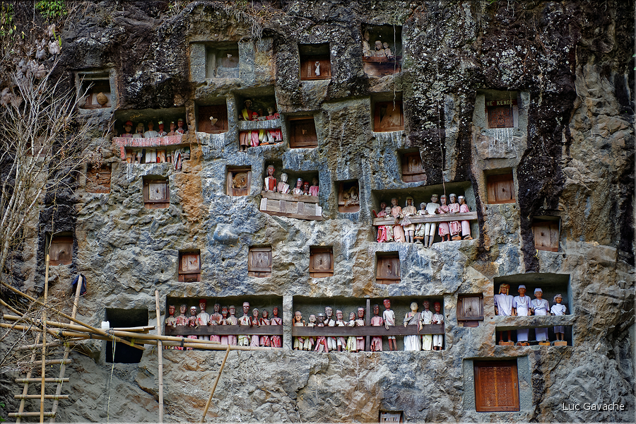 Après les cérémonies funéraires, les sarcophages sont le plus souvent déposés dans des cavités rocheuses ou des grottes. Ici le site de Lemo. (2)
