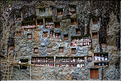 Après les cérémonies funéraires, les sarcophages sont le plus souvent déposés dans des cavités rocheuses ou des grottes. Ici le site de Lemo. (2)