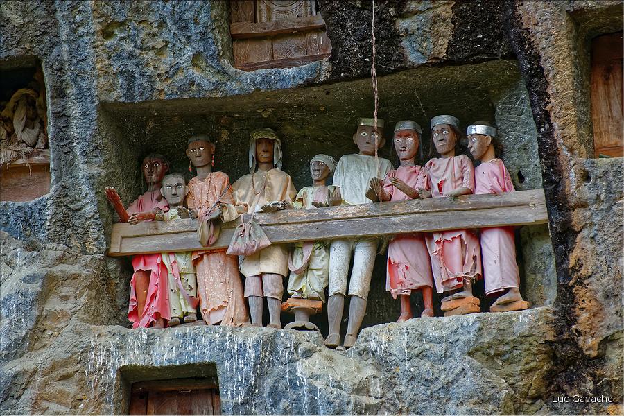 Les sarcophages sont accompagnés des tau-tau, qui sont des statues de bois à effigie du défunt avec qui plus est leurs vêtements. Ici ceux de Lemo. (1)