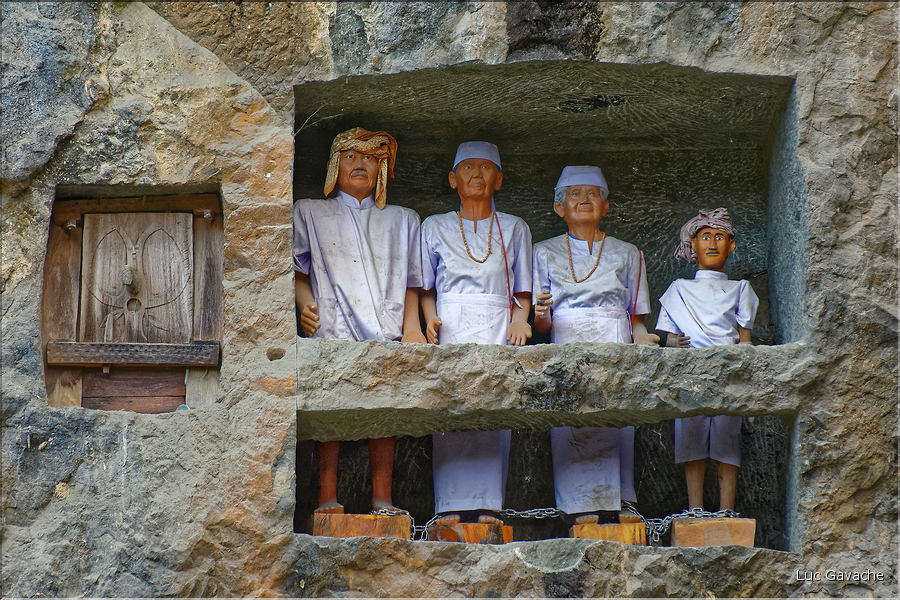 Les sarcophages sont accompagnés des tau-tau, qui sont des statues de bois à effigie du défunt avec qui plus est leurs vêtements. Ici ceux de Lemo. (3)