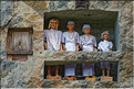 Les sarcophages sont accompagnés des tau-tau, qui sont des statues de bois à effigie du défunt avec qui plus est leurs vêtements. Ici ceux de Lemo. (3)