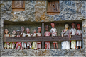 Les sarcophages sont accompagnés des tau-tau, qui sont des statues de bois à effigie du défunt avec qui plus est leurs vêtements. Ici ceux de Lemo. (4)