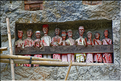 Les sarcophages sont accompagnés des tau-tau, qui sont des statues de bois à effigie du défunt avec qui plus est leurs vêtements. Ici ceux de Lemo. (5)