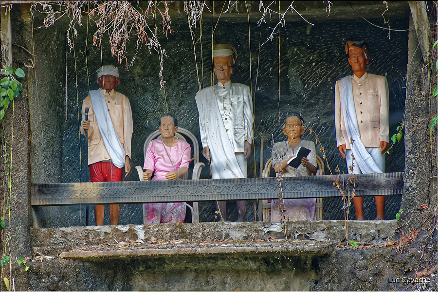 Les sarcophages sont accompagnés des tau-tau, qui sont des statues de bois à effigie du défunt avec qui plus est leurs vêtements. Ici ceux de Lemo. (8)