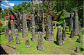Le site de Bori possède de nombreux menhirs qui matérialisent les différentes funérailles. (10)