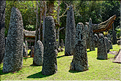Le site de Bori possède de nombreux menhirs qui matérialisent les différentes funérailles. (14)