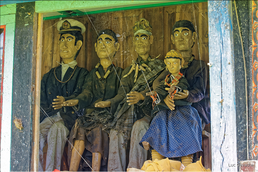 Autres sites funéraires dans le pays Toraja. (3)