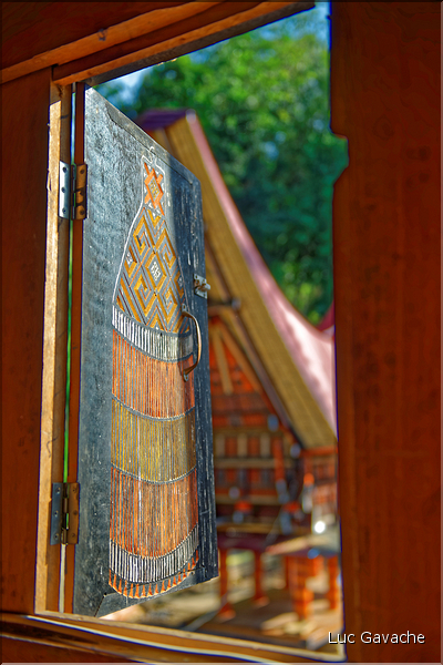 Les très originales maisons Toraja qui semblent rappeler les cornes des buffles (Rantepao). (19)