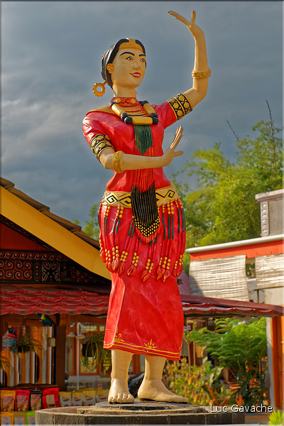 Dans les rues de Rantepao. (11) Tenue Toraja traditionnelle.