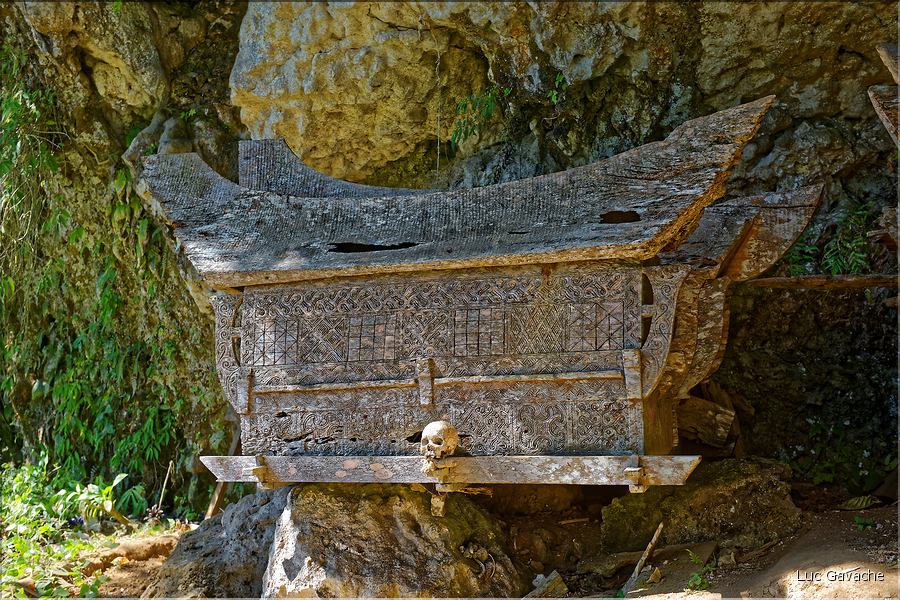 La falaise qui borde Kete Kesu abrite également un cimetière Toraja typique. (2)
