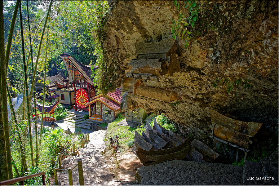 La falaise qui borde Kete Kesu abrite également un cimetière Toraja typique. (6)