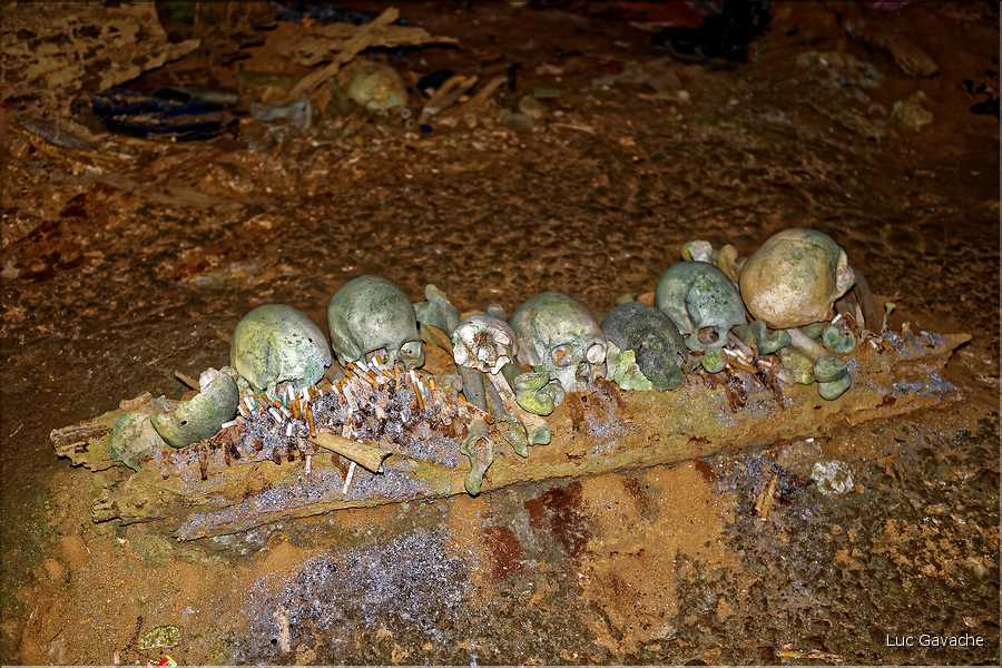 La falaise qui borde Kete Kesu abrite également un cimetière Toraja typique. (8)