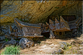 La falaise qui borde Kete Kesu abrite également un cimetière Toraja typique. (10)