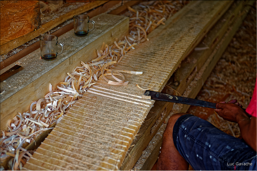 Chantier de construction dune maison Toraja. (2)