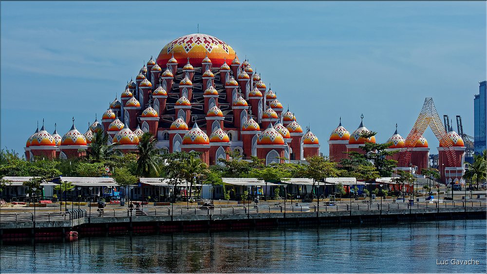 L’Indonésie est le premier pays musulman de la planète en nombre de pratiquants, ici la mosquée aux 99 dômes de Makassar dans le sud des Sulawesi. (3)
