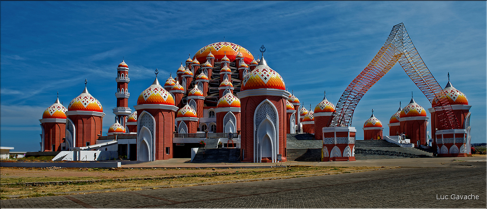 LIndonésie est le premier pays musulman de la planète en nombre de pratiquants, ici la mosquée aux 99 dômes de Makassar dans le sud des Sulawesi. (4)