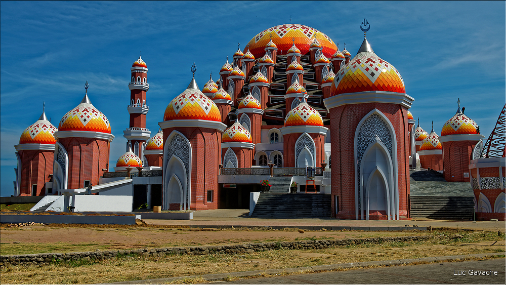 LIndonésie est le premier pays musulman de la planète en nombre de pratiquants, ici la mosquée aux 99 dômes de Makassar dans le sud des Sulawesi. (6)