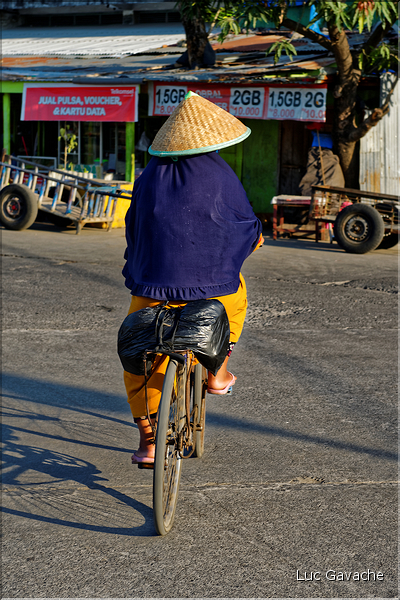 Scènes de vie dans les rues de Makassar. (4)