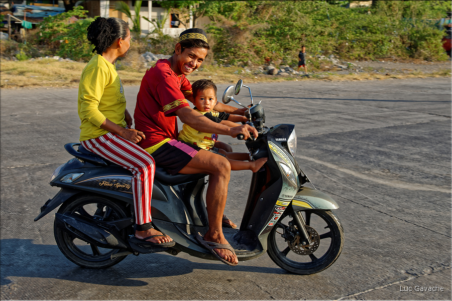 Scènes de vie dans les rues de Makassar. (6)