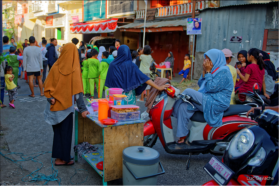 Scènes de vie dans les rues de Makassar. (9)