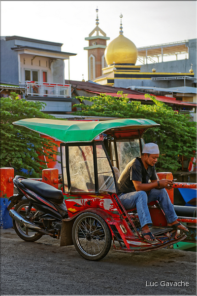 Scènes de vie dans les rues de Makassar. (11)