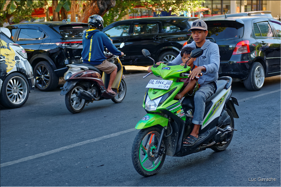 Scènes de vie dans les rues de Makassar. (12)