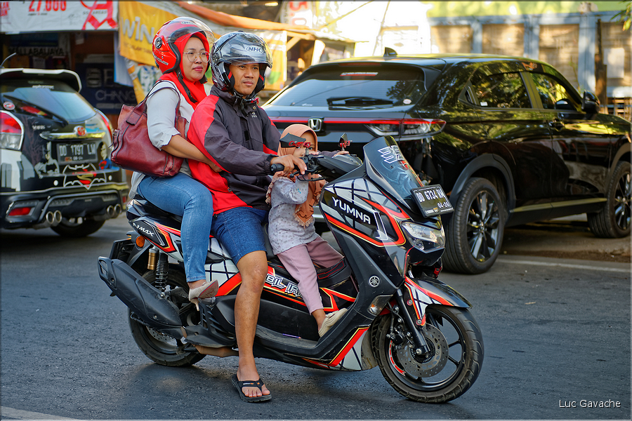 Scènes de vie dans les rues de Makassar. (14)