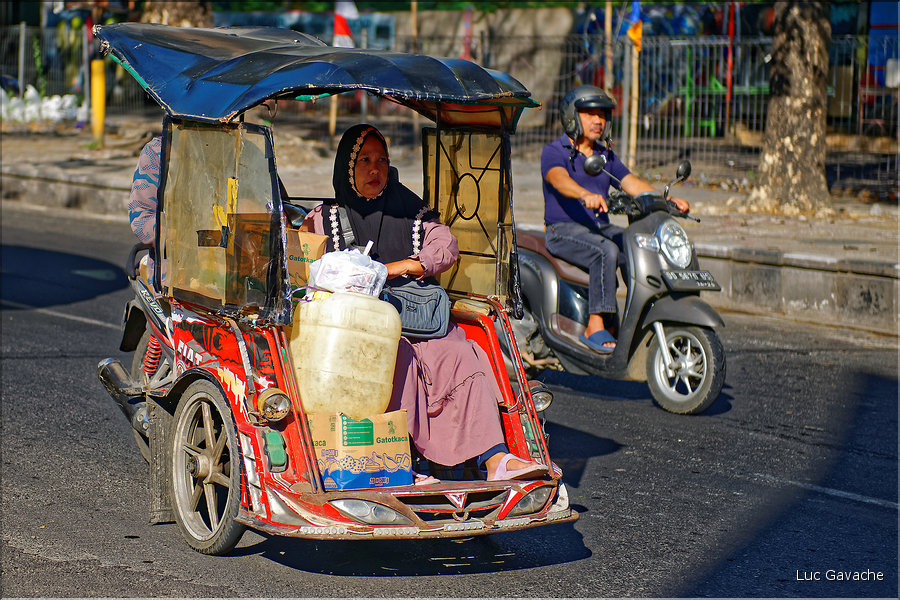 Scènes de vie dans les rues de Makassar. (15)