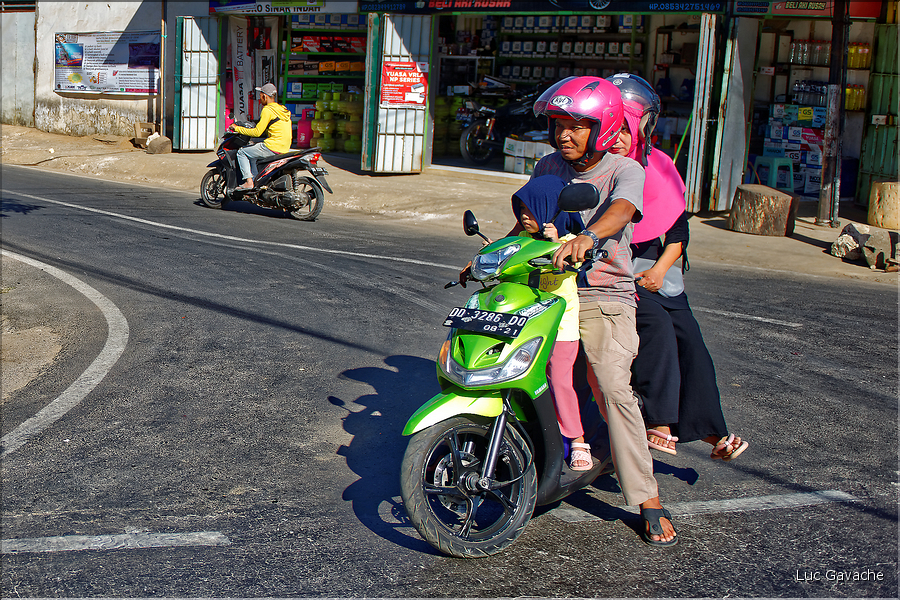 Sur la route de Makassar à Ramang Ramang. (4)