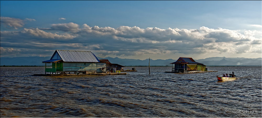 Le lac Tempe abrite la communauté des pêcheurs Bugi qui vivent sur des maisons flottantes. (12)
