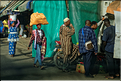 Scènes de vie dans les rues de Dakar. (1)