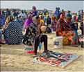 Retour de pêche au port de Kayar, sous le regard des vendeuses qui attendent le poisson. (18)