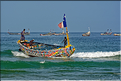Retour de pêche au port de Kayar, sous le regard des vendeuses qui attendent le poisson. (66)