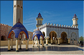 Touba, ville sainte du mouridisme, abrite l'impressionnante mosquée qui fut inaugurée en 1963. (13)