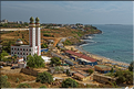 Mosquée de la Divinité sur la Corniche-Ouest de Dakar et en fond l'île de Gorée.