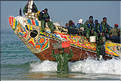 Retour de pêche au port de Kayar, sous le regard des vendeuses qui attendent le poisson. (2)
