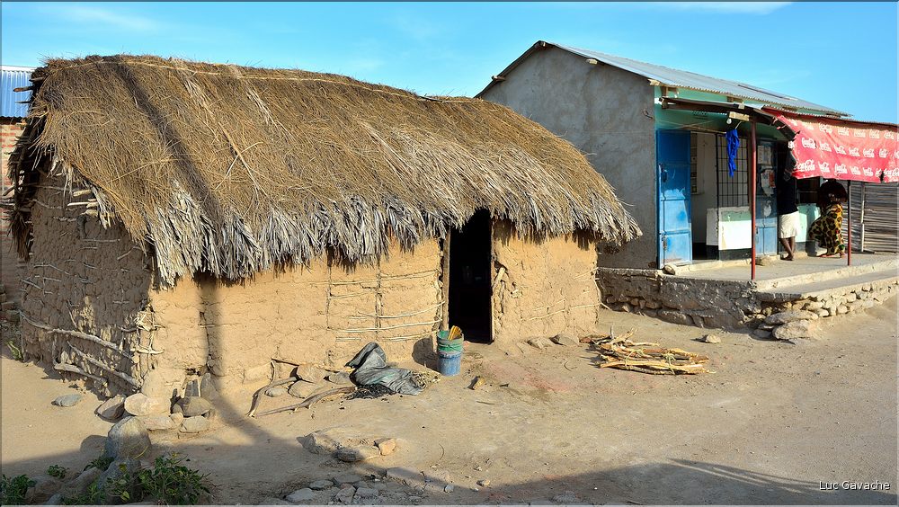 Les exploitants de la  région habitent sur les hauteurs dans des maisons traditionnelles. (9)