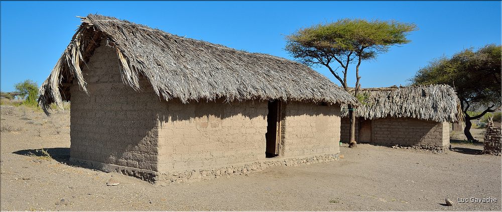 Les exploitants de la  région habitent sur les hauteurs dans des maisons traditionnelles. (20)
